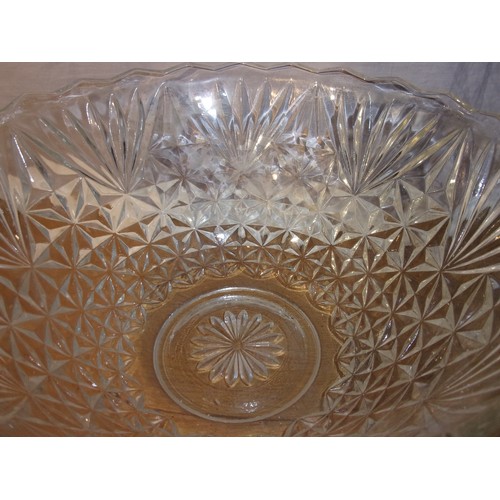 396 - Glassware to include Arlington Punch Bowl 31cm dia, Owl eyed shallow fruit bowl 27cm dia and a Ships... 