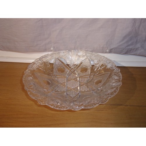 396 - Glassware to include Arlington Punch Bowl 31cm dia, Owl eyed shallow fruit bowl 27cm dia and a Ships... 