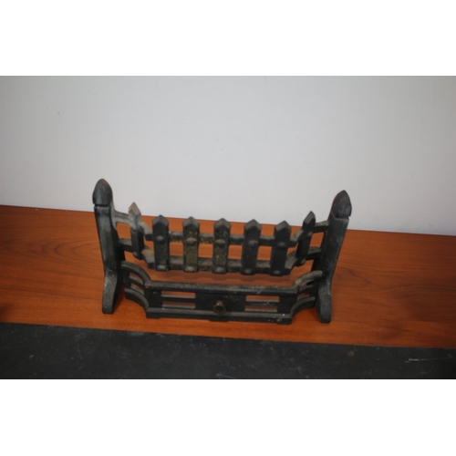 476 - Vintage Iron Metal Fire Grate and Guard