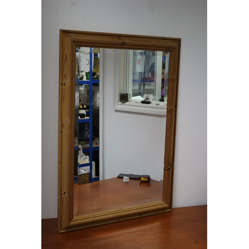 511 - Pine-framed large mirror with bevelled glass. 89x64 cm