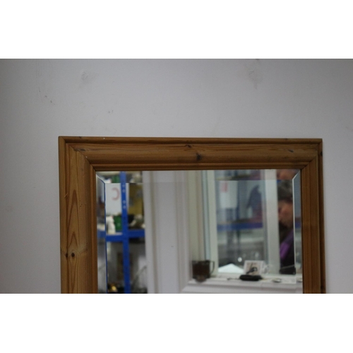 511 - Pine-framed large mirror with bevelled glass. 89x64 cm