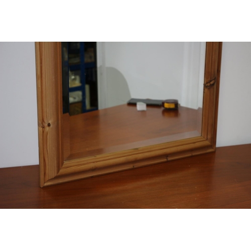 511 - Pine-framed large mirror with bevelled glass. 89x64 cm