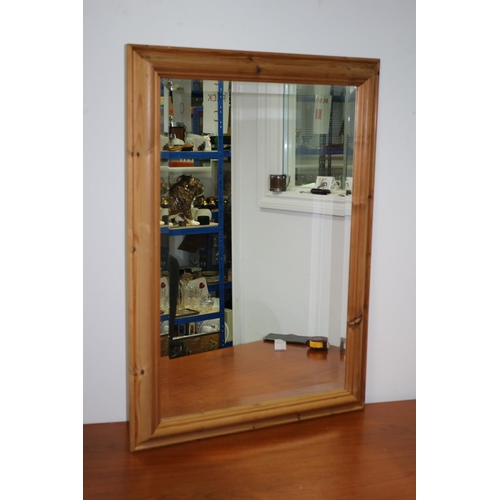 511 - Pine-framed large mirror with bevelled glass. 89x64 cm