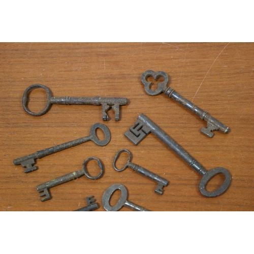 539 - A collection of old keys