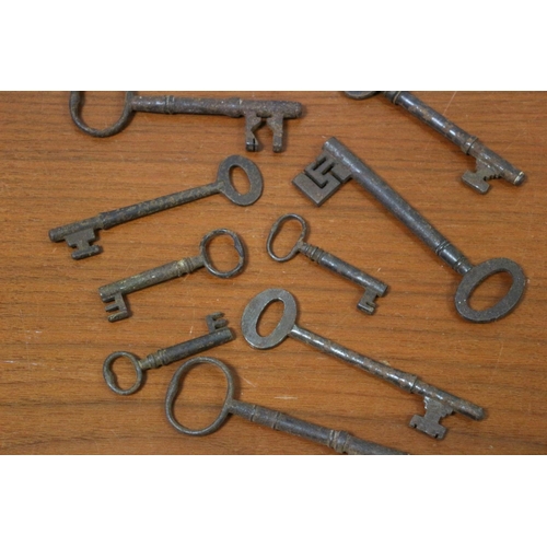 539 - A collection of old keys