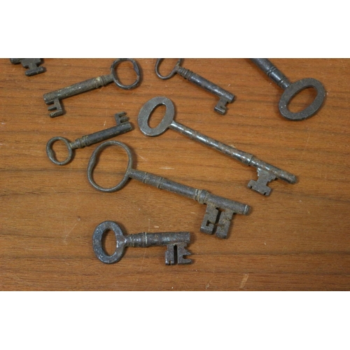 539 - A collection of old keys