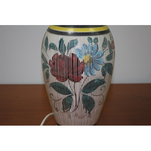 546 - Italian hand-painted lamp. 42 cm