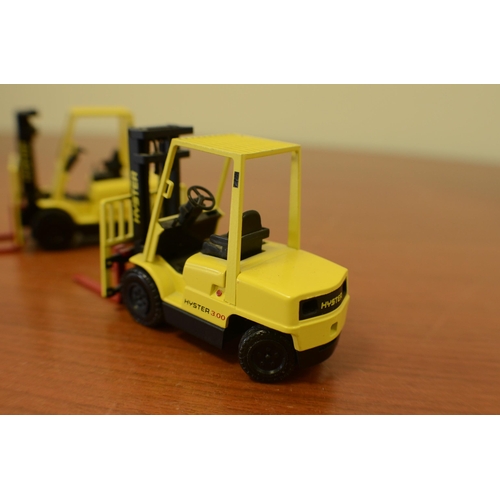 153 - 2 Hyster Forklifts By NZG Made in Germany 1..30