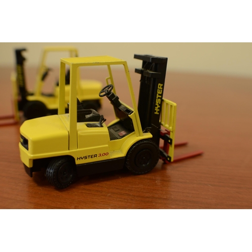 153 - 2 Hyster Forklifts By NZG Made in Germany 1..30