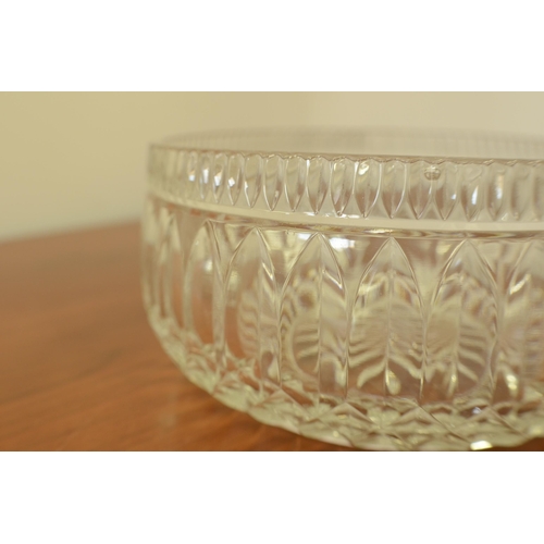 160 - 3 x Bowls Various sizes 1 Crystal