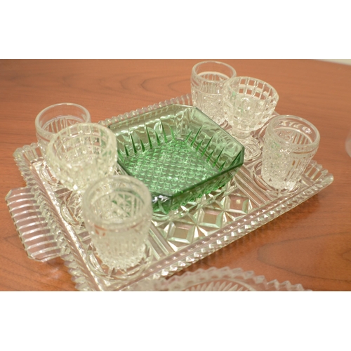 400 - Glassware including glasses on a tray and vases