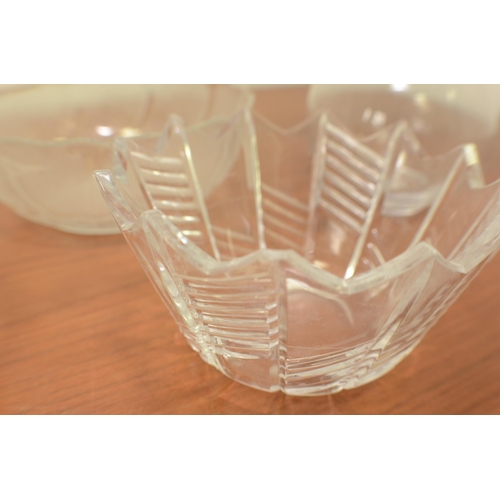 400 - Glassware including glasses on a tray and vases