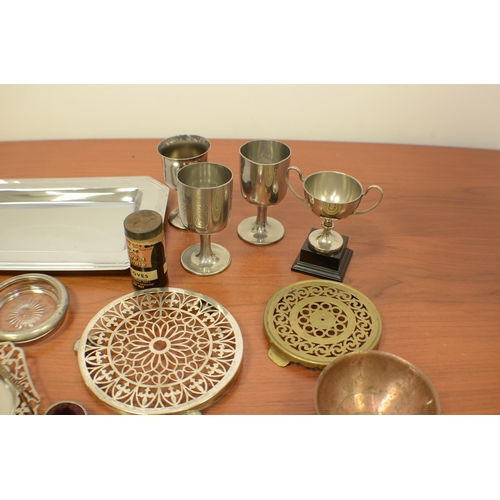 435 - A box of plate ware and mixed metals