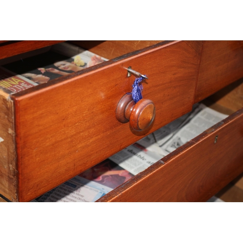 210 - Beautiful Mid Victorian Chest of Drawers with Key