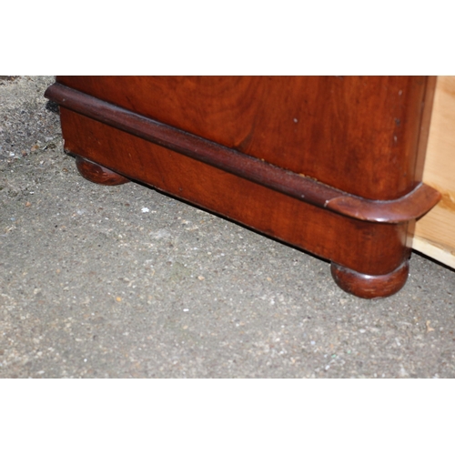 210 - Beautiful Mid Victorian Chest of Drawers with Key