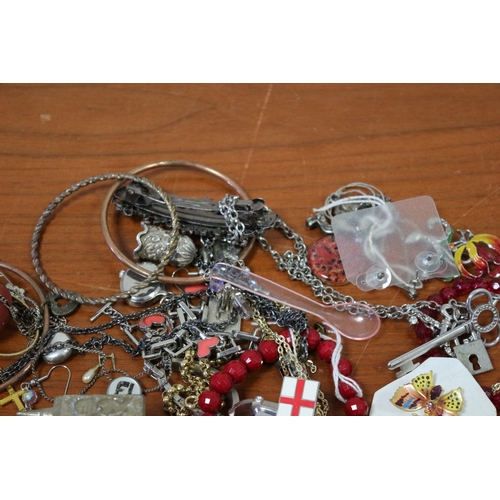 282 - A selection of Costume Jewellery