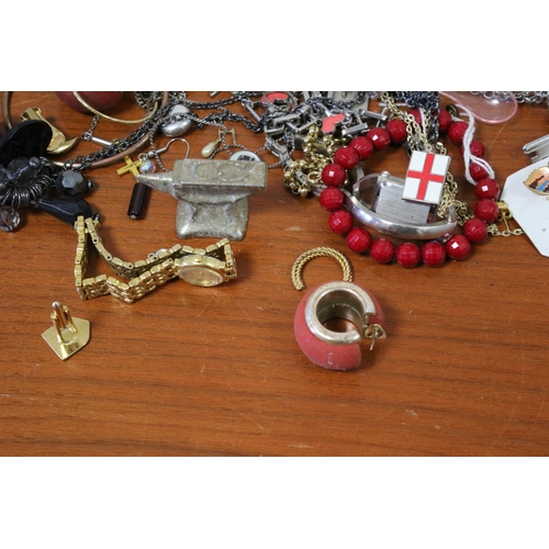 282 - A selection of Costume Jewellery