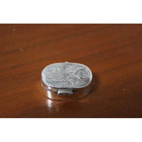 427 - 925 Marked Small Pill Box with Nicely Engraved Lid - 4.9g