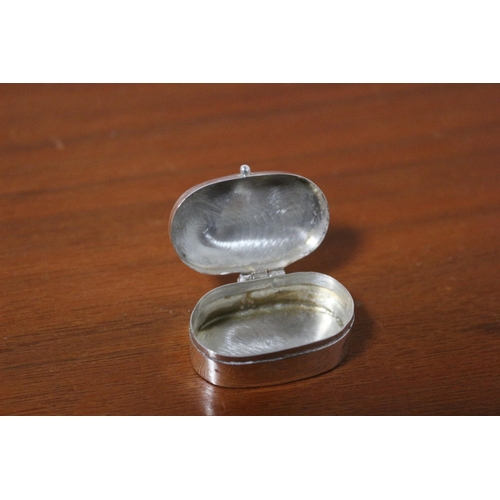 427 - 925 Marked Small Pill Box with Nicely Engraved Lid - 4.9g