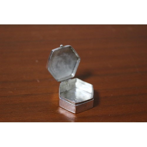 488 - 925 Silver Marked Hexagon Shaped Pill Box - 4.9g