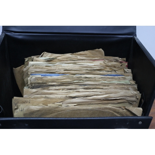 322 - V Vintage Vinyl Record Case Containing a Selection of Vintage 78's