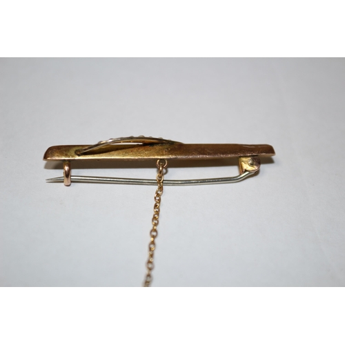 59 - 9ct Gold Brooch with Pearls and Safety Chain and Pin - 2.1g