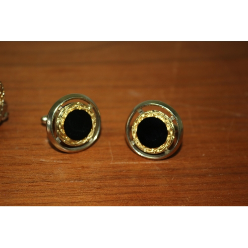 69 - 2 x Pairs of Vintage Hickok Cufflinks from the USA