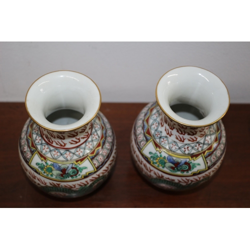 90 - 2 x Chinese, (Hong Kong), Dragon Vases - Hand Decorated - 13cm Tall