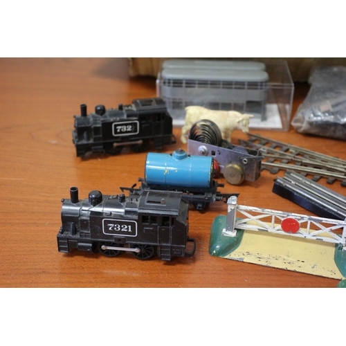 46 - Selection of Vintage Wind Up Railway Items Including Engine - Includes Some Hornby