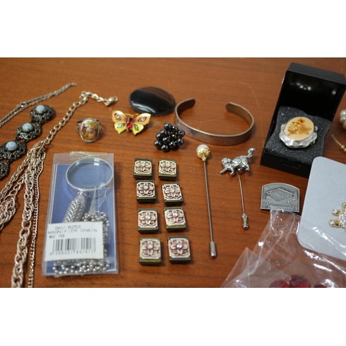 190 - Selection of Costume Jewellery