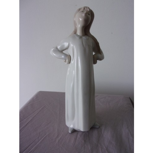 395 - Neo figurine of young girl in nightdress marked on bottom see photo's 20cm tall