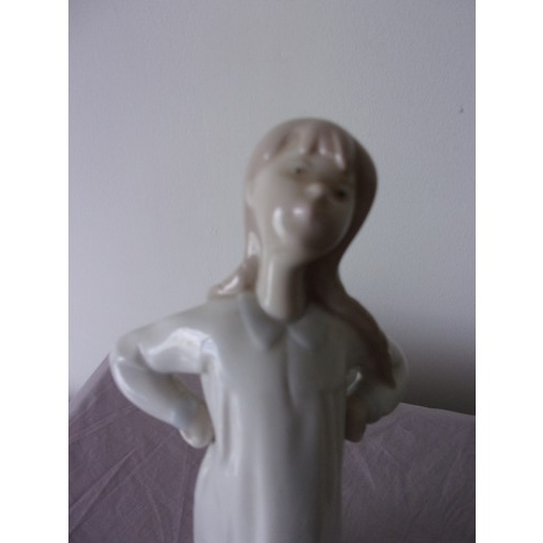 395 - Neo figurine of young girl in nightdress marked on bottom see photo's 20cm tall