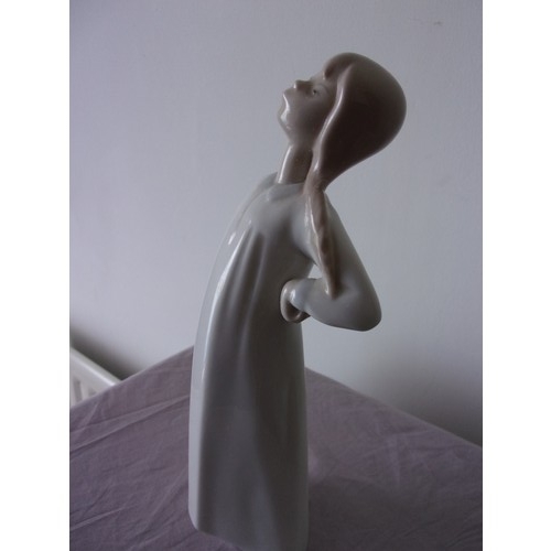 395 - Neo figurine of young girl in nightdress marked on bottom see photo's 20cm tall