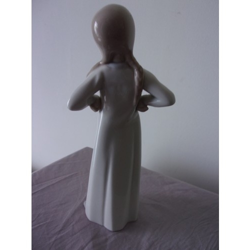 395 - Neo figurine of young girl in nightdress marked on bottom see photo's 20cm tall