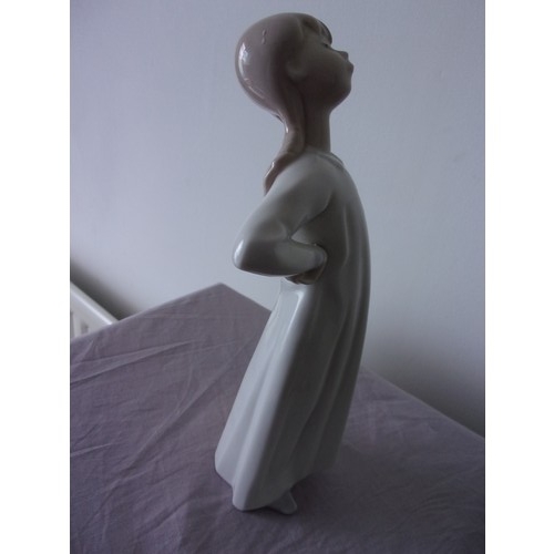 395 - Neo figurine of young girl in nightdress marked on bottom see photo's 20cm tall