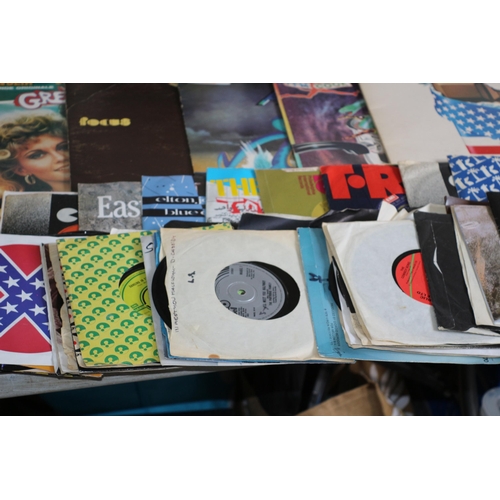 318 - Selection of Vinyl Lp's and a Large Quantity of Single Vinyl's