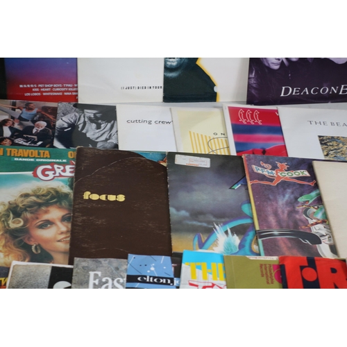 318 - Selection of Vinyl Lp's and a Large Quantity of Single Vinyl's