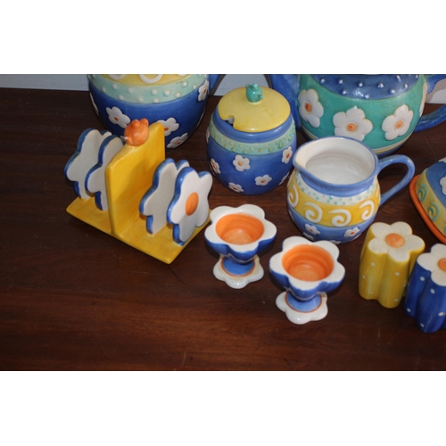 31 - Nice Selection of Rayware Items