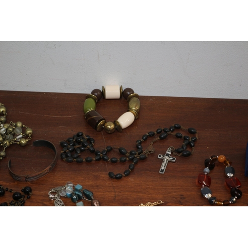 118 - Selection of Costume Jewellery