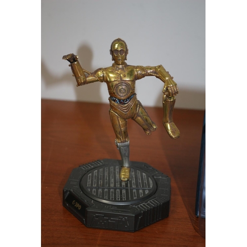 21 - Doctor Who & Starwars C3PO Figures