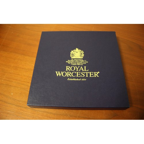 95 - Royal Worcester Queen Elizabeth II Golden Jubilee Plate, 1952-2002 in Original Box