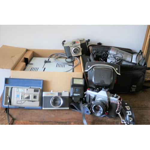 239 - Selection of Vintage Cameras, Boots Projector Th50