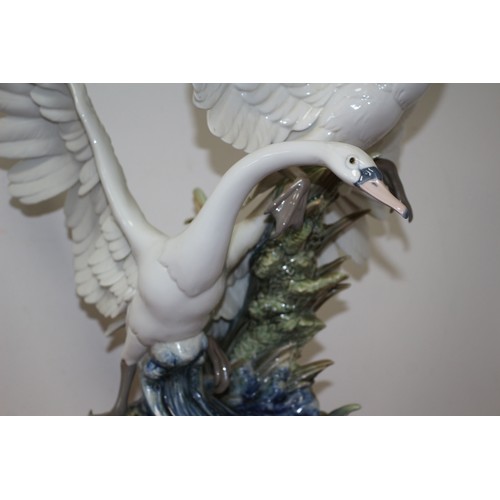 320 - Limited Edition Lladro Figure: Swans Take Flight.

This Stunning Porcelain Figurine Depicts Two Beau... 