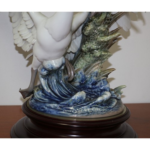 320 - Limited Edition Lladro Figure: Swans Take Flight.

This Stunning Porcelain Figurine Depicts Two Beau... 