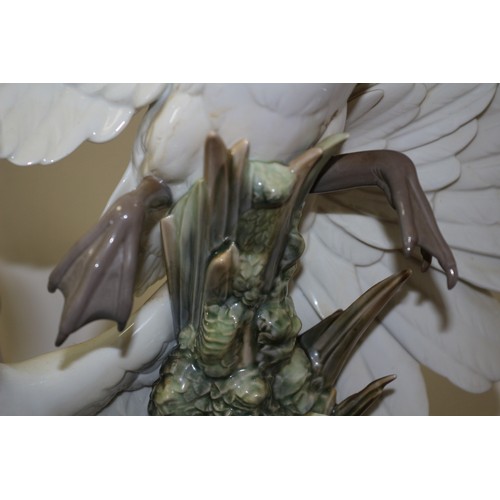 320 - Limited Edition Lladro Figure: Swans Take Flight.

This Stunning Porcelain Figurine Depicts Two Beau... 