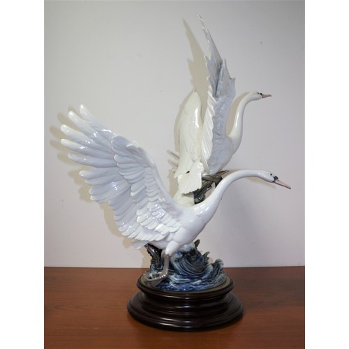 320 - Limited Edition Lladro Figure: Swans Take Flight.

This Stunning Porcelain Figurine Depicts Two Beau... 