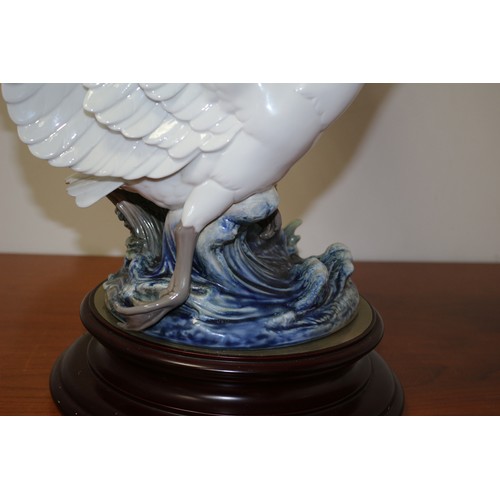 320 - Limited Edition Lladro Figure: Swans Take Flight.

This Stunning Porcelain Figurine Depicts Two Beau... 