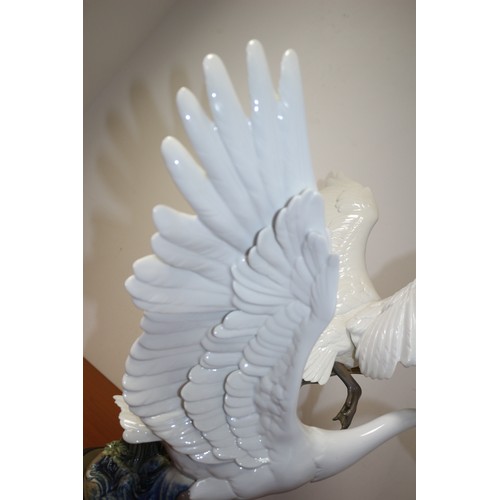 320 - Limited Edition Lladro Figure: Swans Take Flight.

This Stunning Porcelain Figurine Depicts Two Beau... 