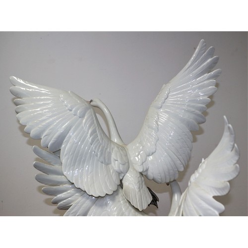 320 - Limited Edition Lladro Figure: Swans Take Flight.

This Stunning Porcelain Figurine Depicts Two Beau... 