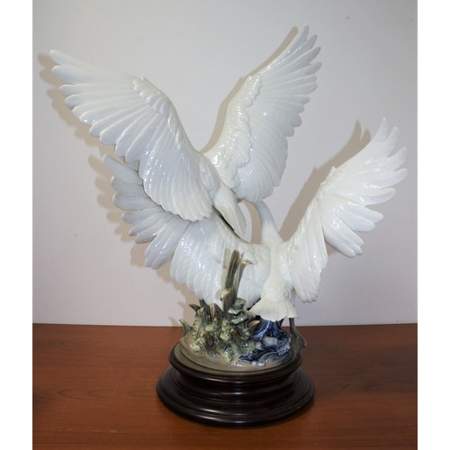 320 - Limited Edition Lladro Figure: Swans Take Flight.

This Stunning Porcelain Figurine Depicts Two Beau... 